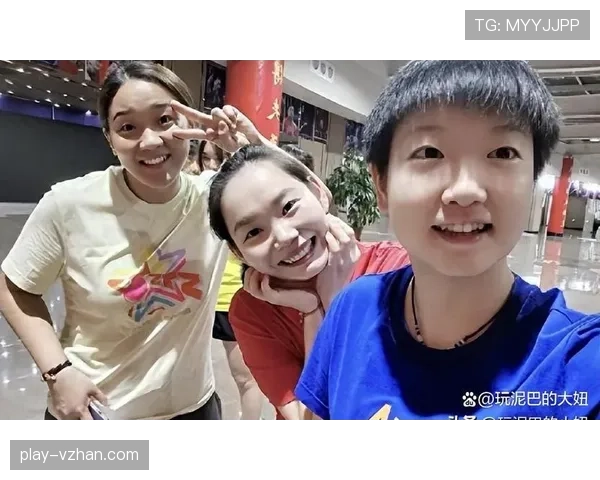何卓佳训练完啃鸡腿的样子,真不像个靠自律吃饭的运动员 何卓佳训练完啃鸡腿的样子,真不像个靠自律吃饭的运动员