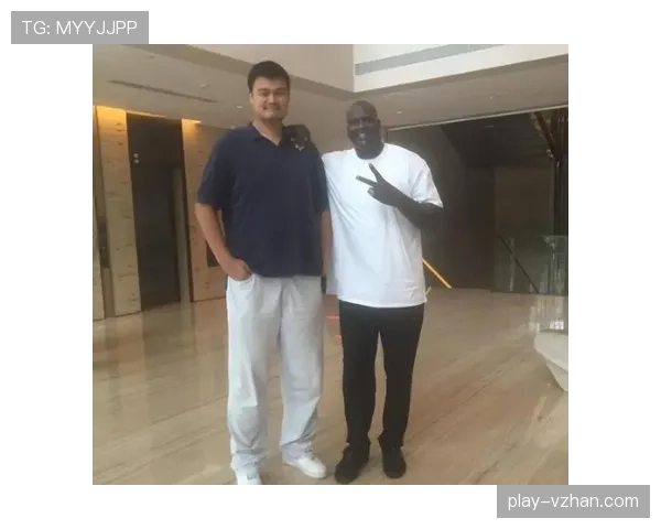 姚明随便穿双拖鞋出门,路人心里默默盘起他家泳池的装修预算 姚明随便穿双拖鞋出门,路人心里默默盘起他家泳池的装修预算